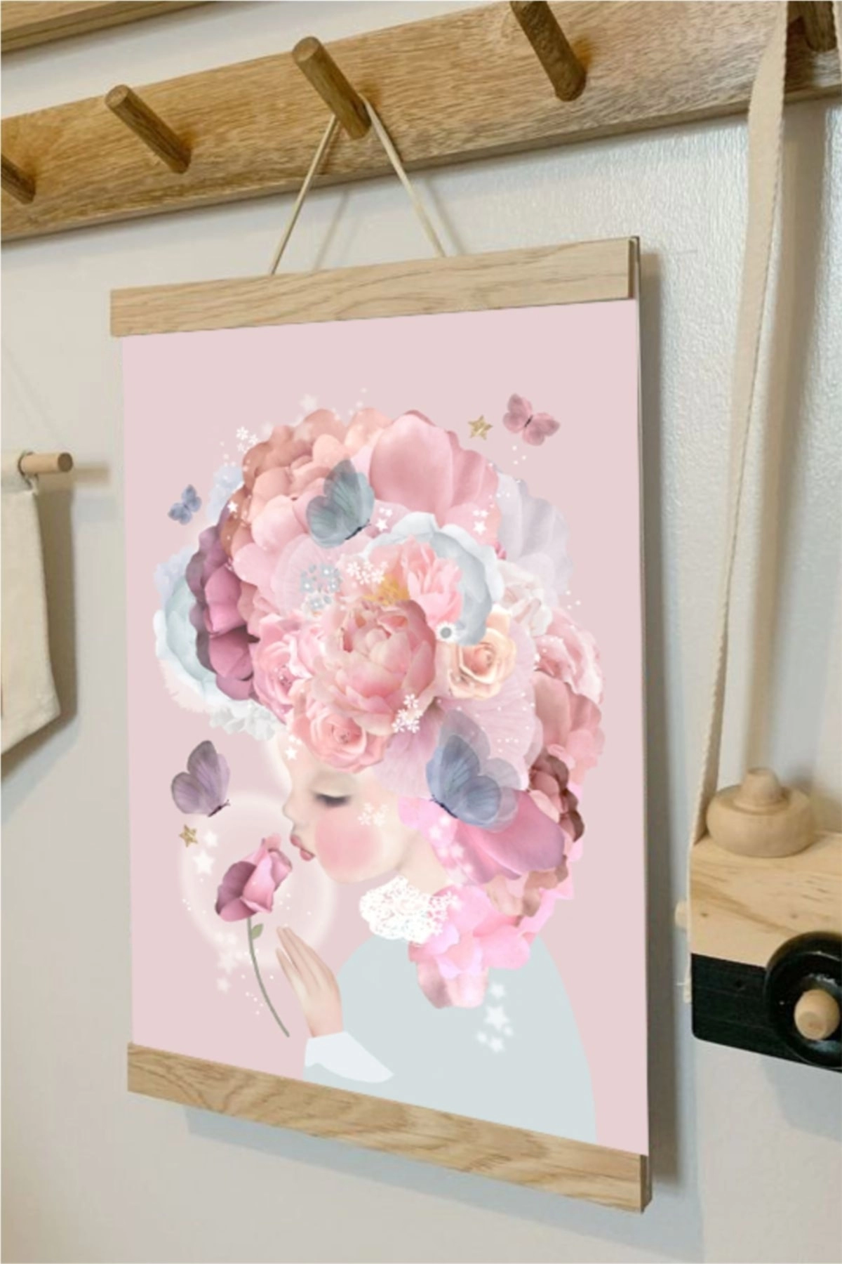 Çiçekli Bebek Askılı Kanvas Poster Tablo Duvar Dekoru