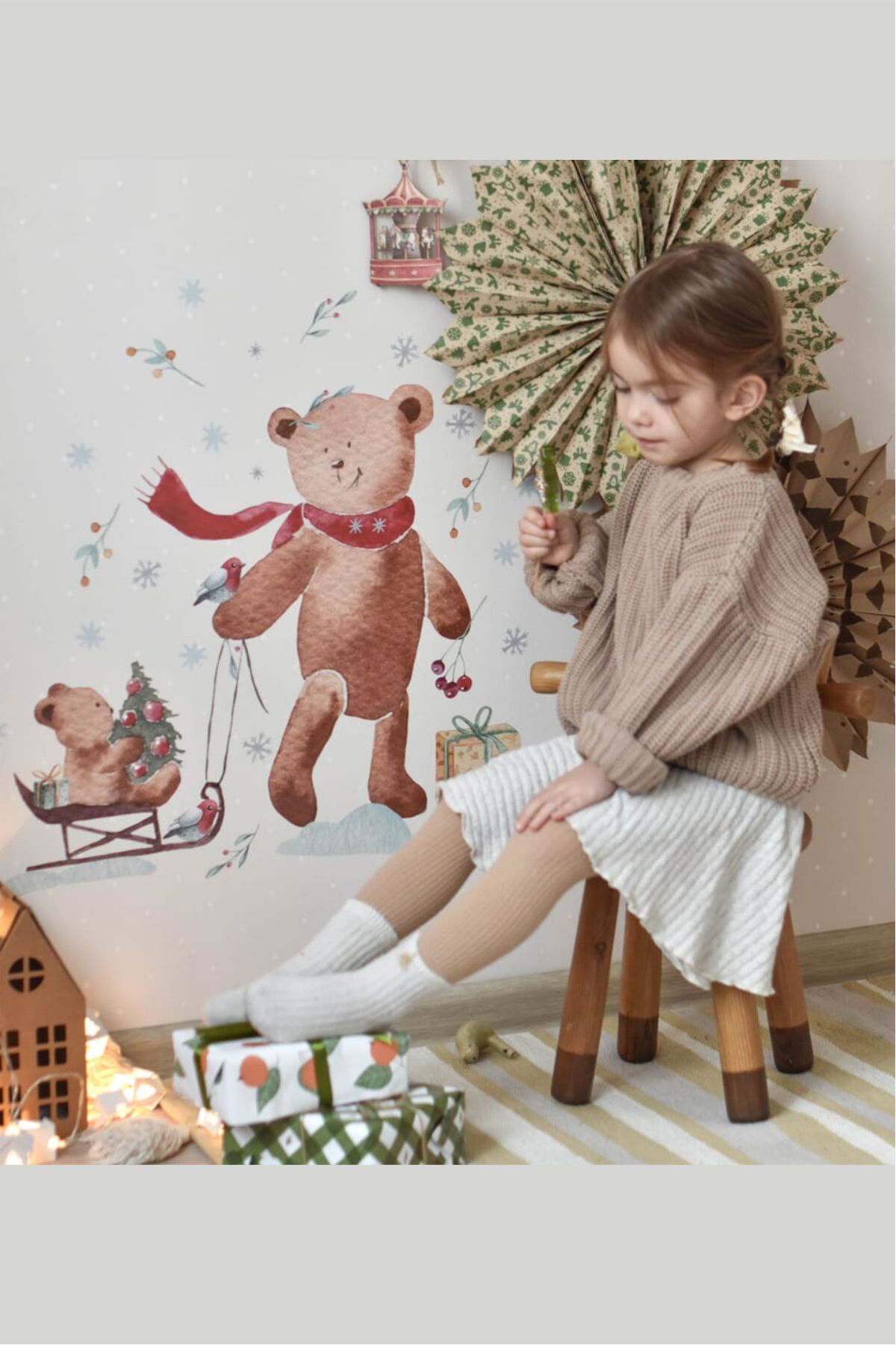 Kırmızı Atkılı Ayıcık Duvar Sticker - Noel ve Kış Temalı Dekor