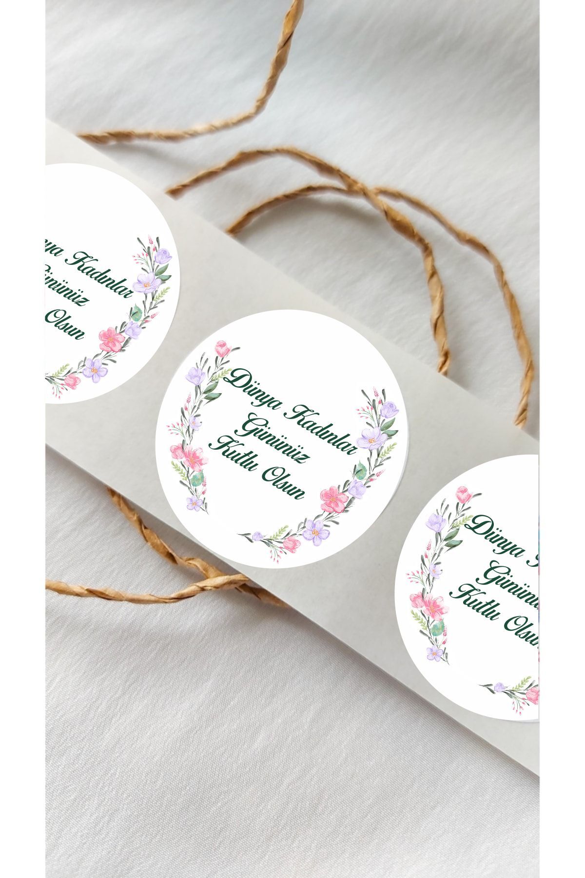 Kadınlar Günü Çiçekli Yuvarlak Sticker - 24 Adet Süsleme, Hediye, Paketleme Sticker KG7
