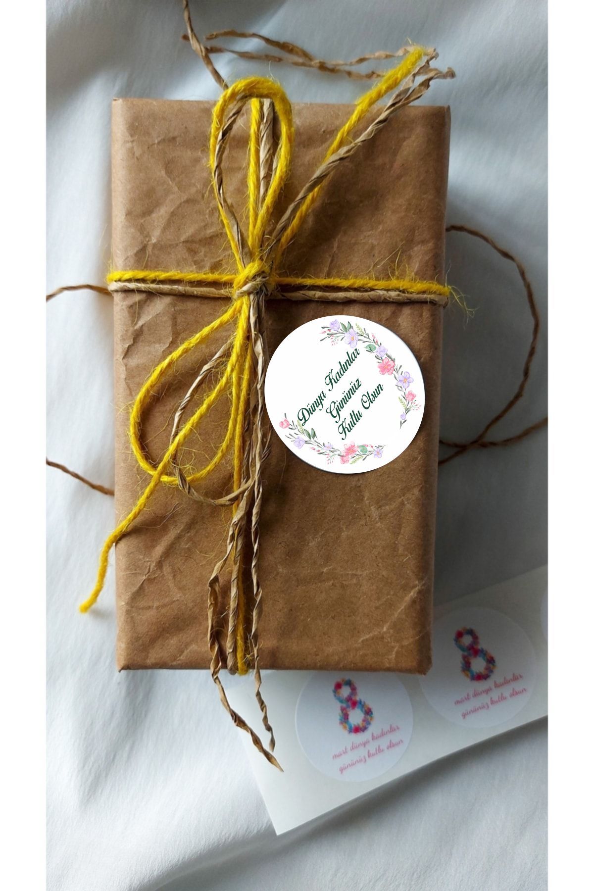 Kadınlar Günü Çiçekli Yuvarlak Sticker - 24 Adet Süsleme, Hediye, Paketleme Sticker KG7