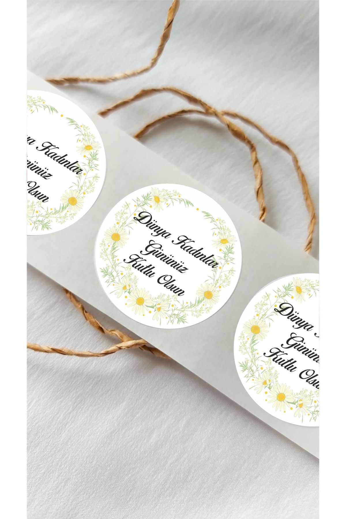 Kadınlar Günü Papatyalı Yuvarlak Sticker - 24 Adet Süsleme, Hediye, Paketleme Sticker KG6