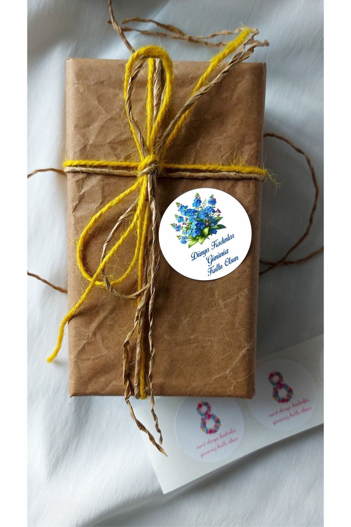 Kadınlar Günü Mavi Çiçek Yuvarlak Sticker - 24 Adet Süsleme, Hediye, Paketleme Sticker KG5