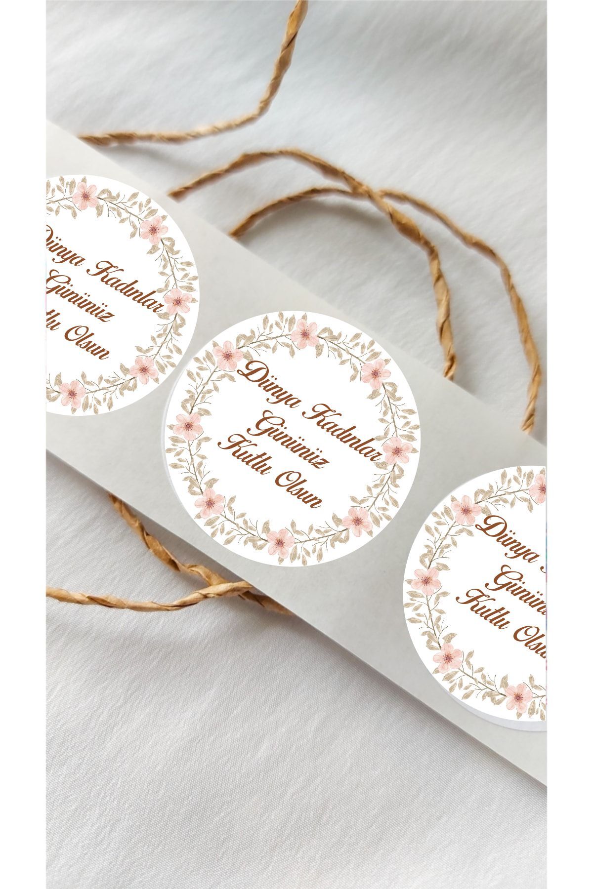 Kadınlar Günü Çiçek Çerçeveli Yuvarlak Sticker - 24 Adet Süsleme, Hediye, Paketleme Sticker KG2